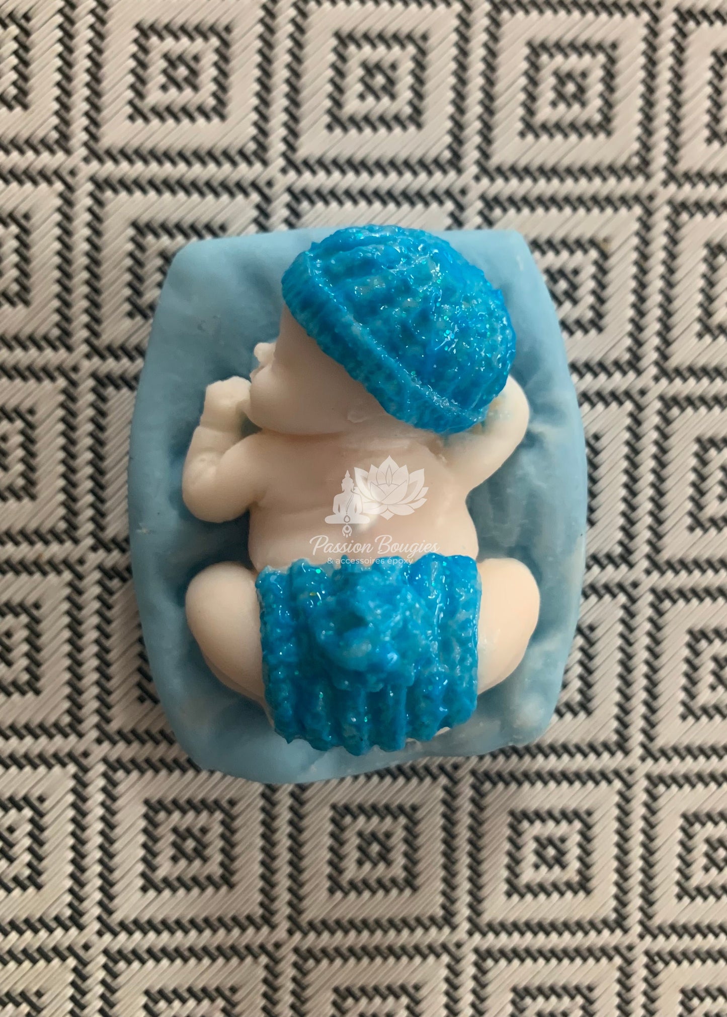Bébé sur coussin