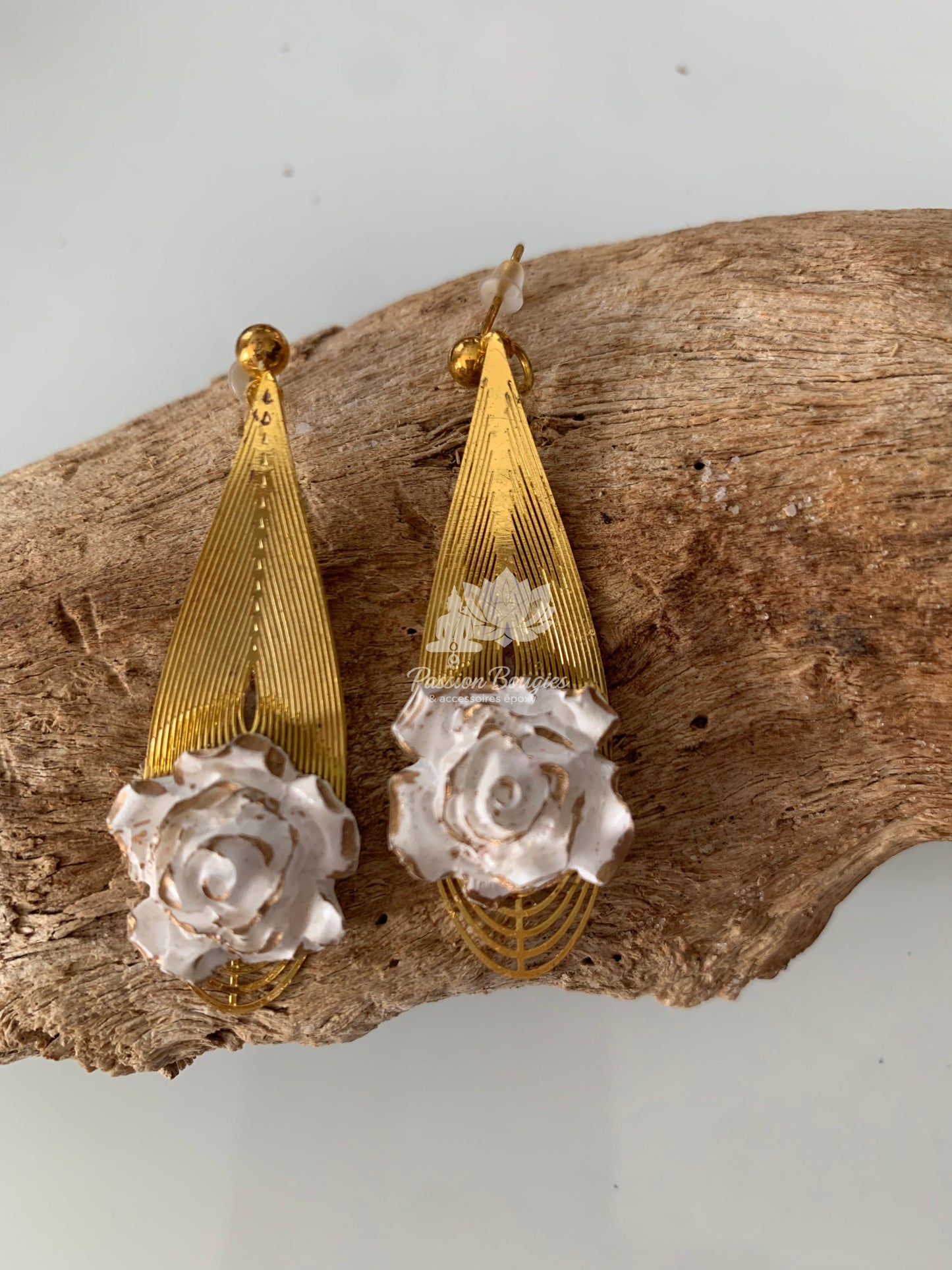 Boucles d’oreilles fleur blanche