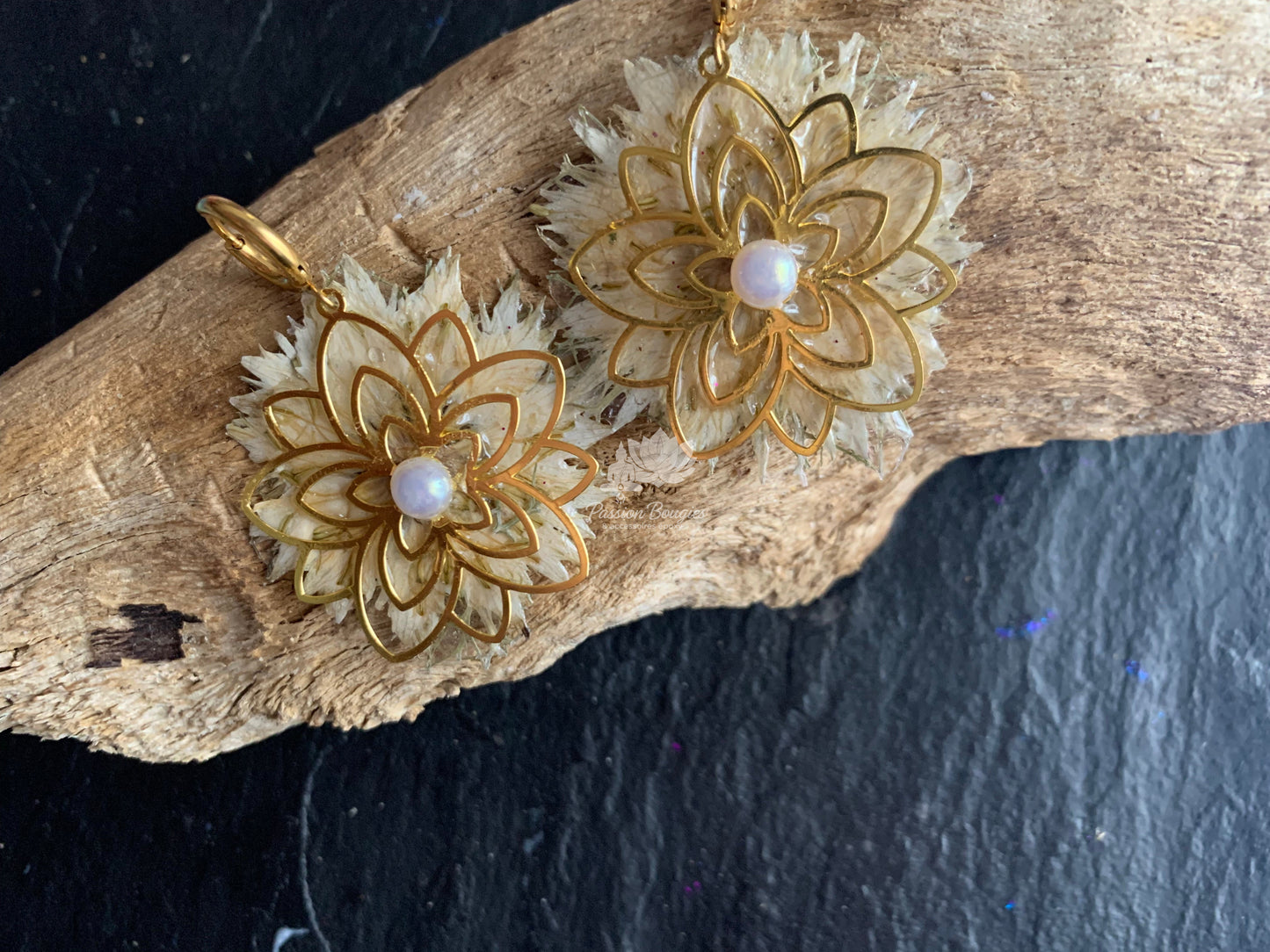 Boucles d’oreilles fleur blanche