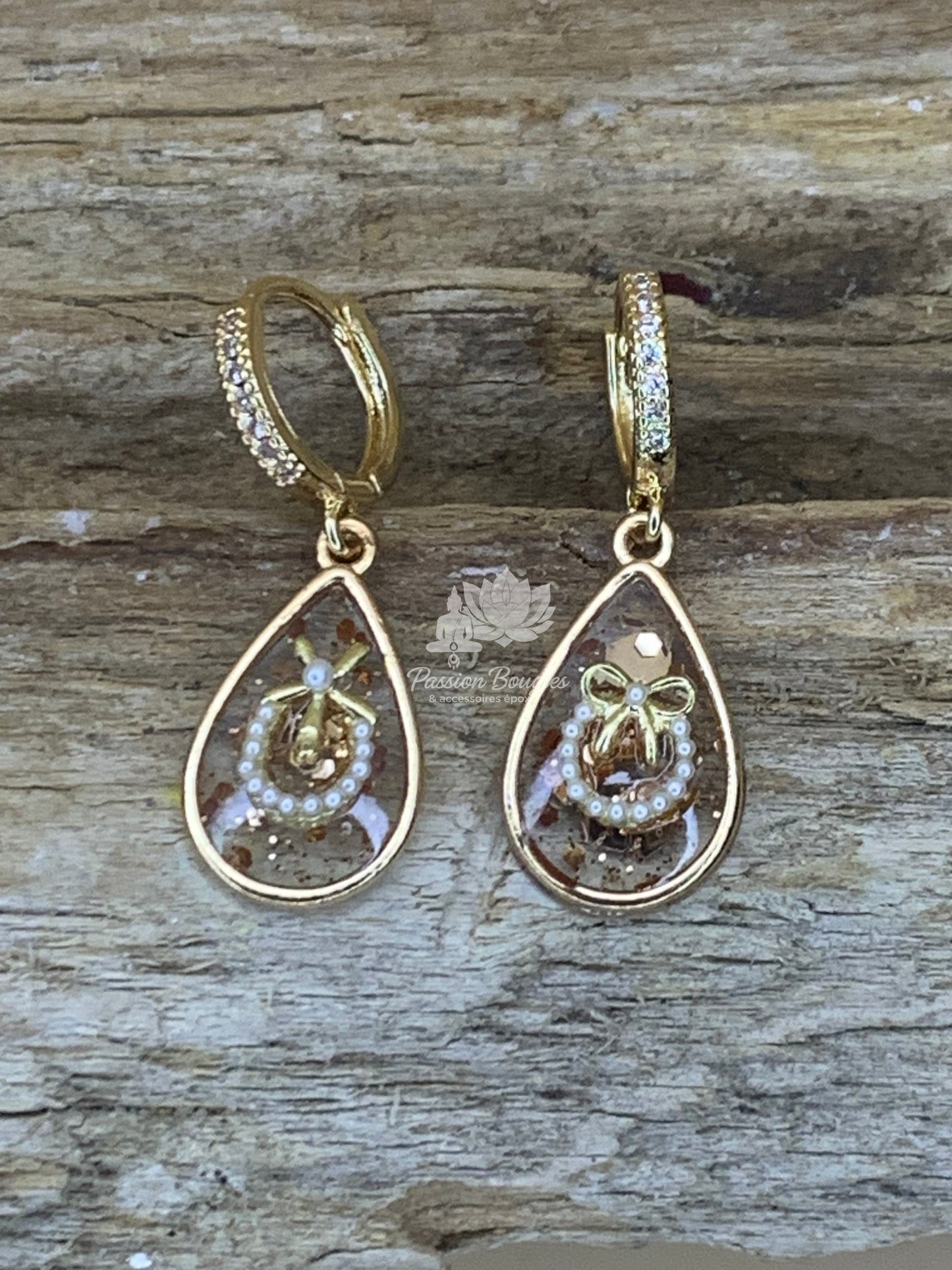 Boucles d’oreilles goutte couronne de Noël perlée