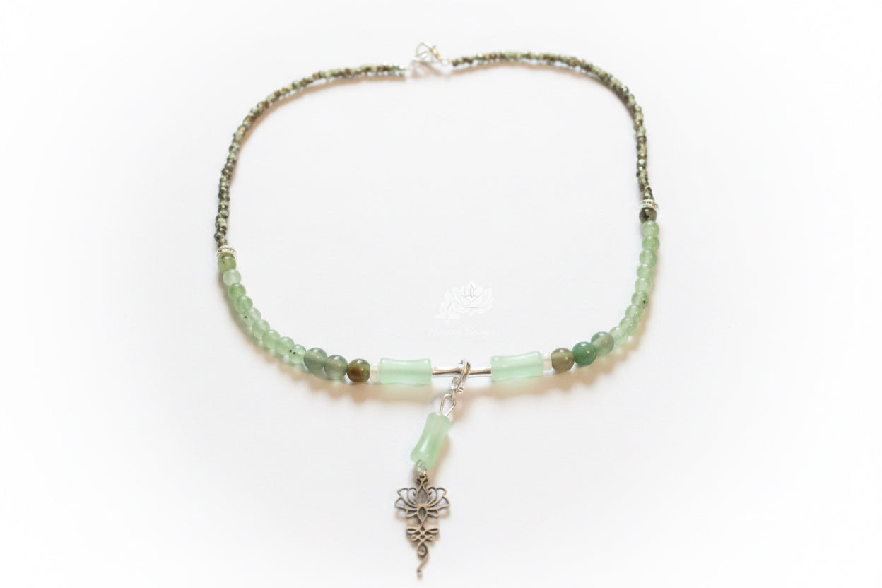 Collier lotus vert préhnite et calcédoine