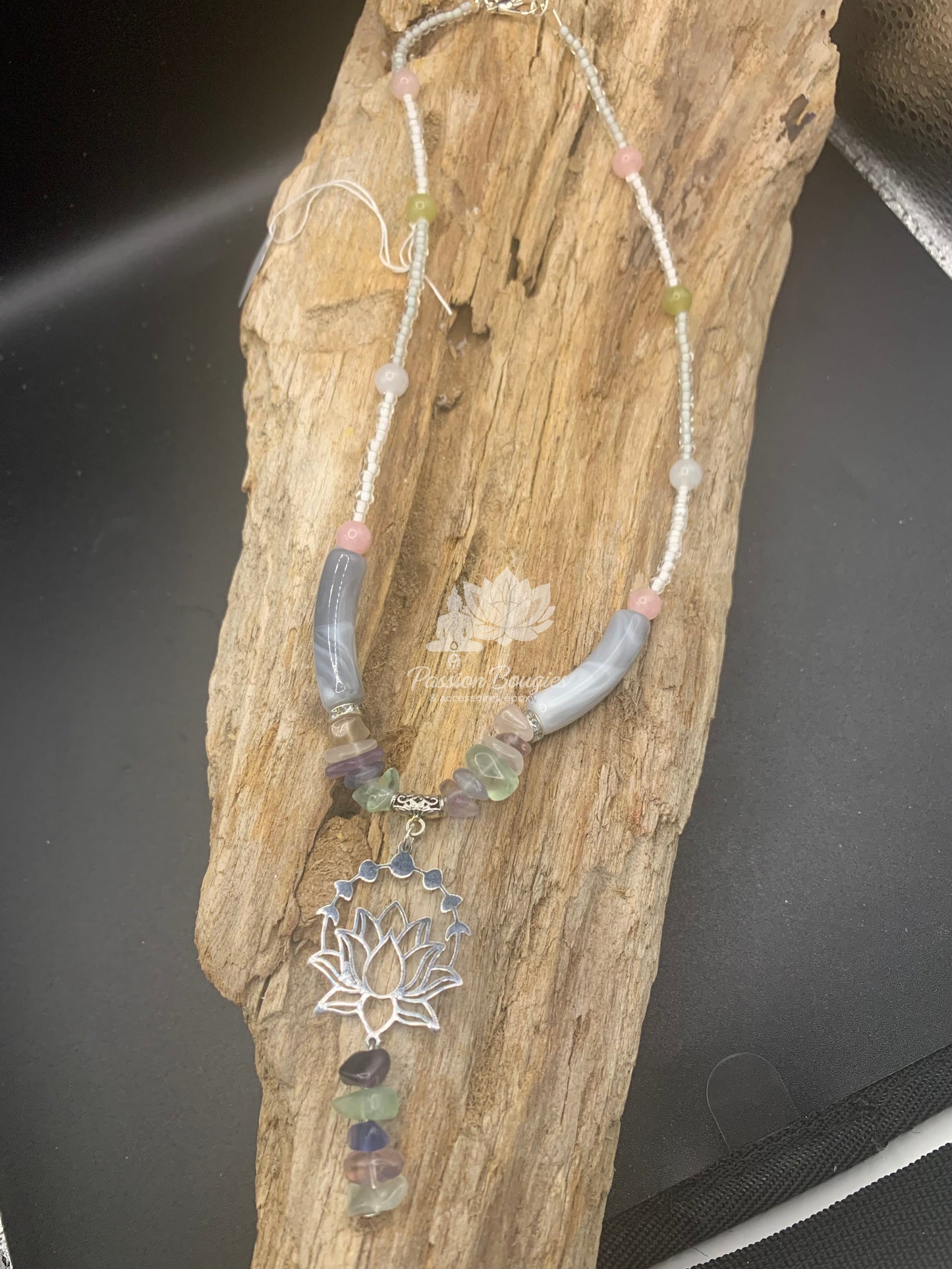 Collier lotus avec pierres naturelles