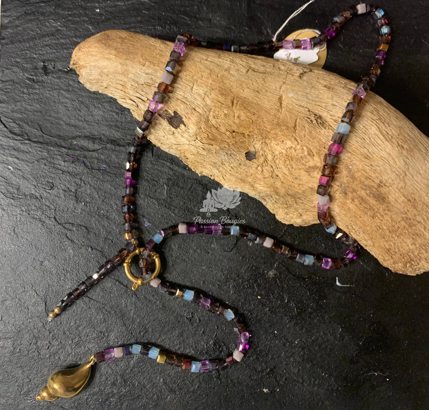 Collier sautoir en pierres de verre - coquillage