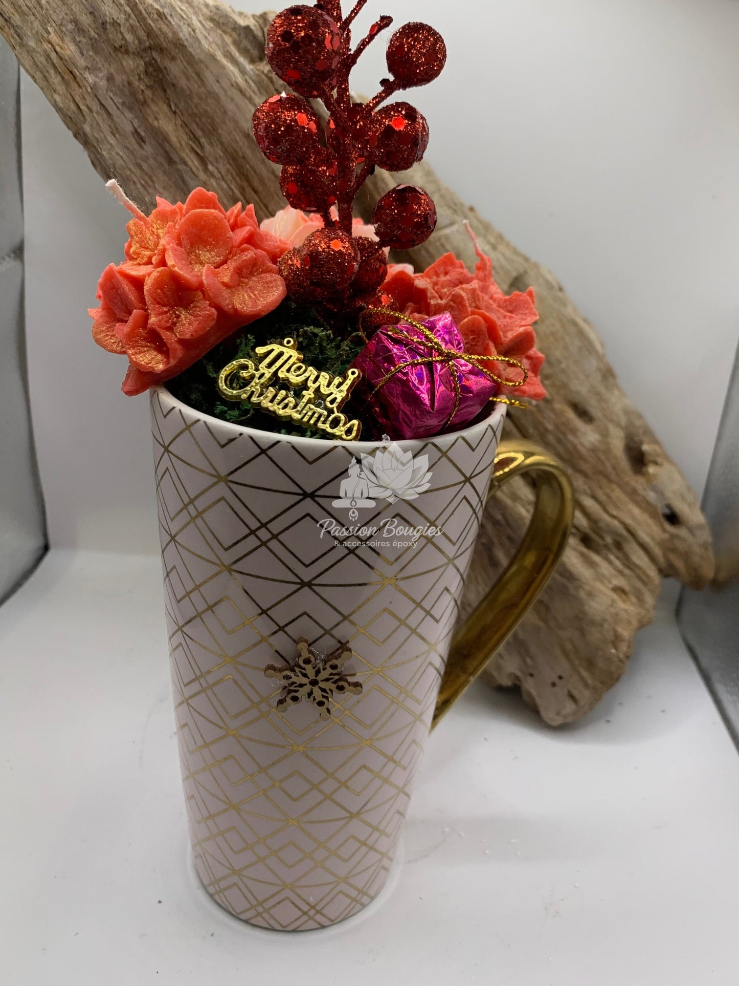 Composition florale hortensia dans grande tasse Noël