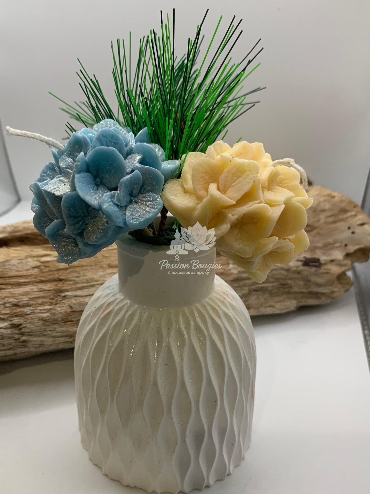 Composition florale hortensia avec vase torsadé