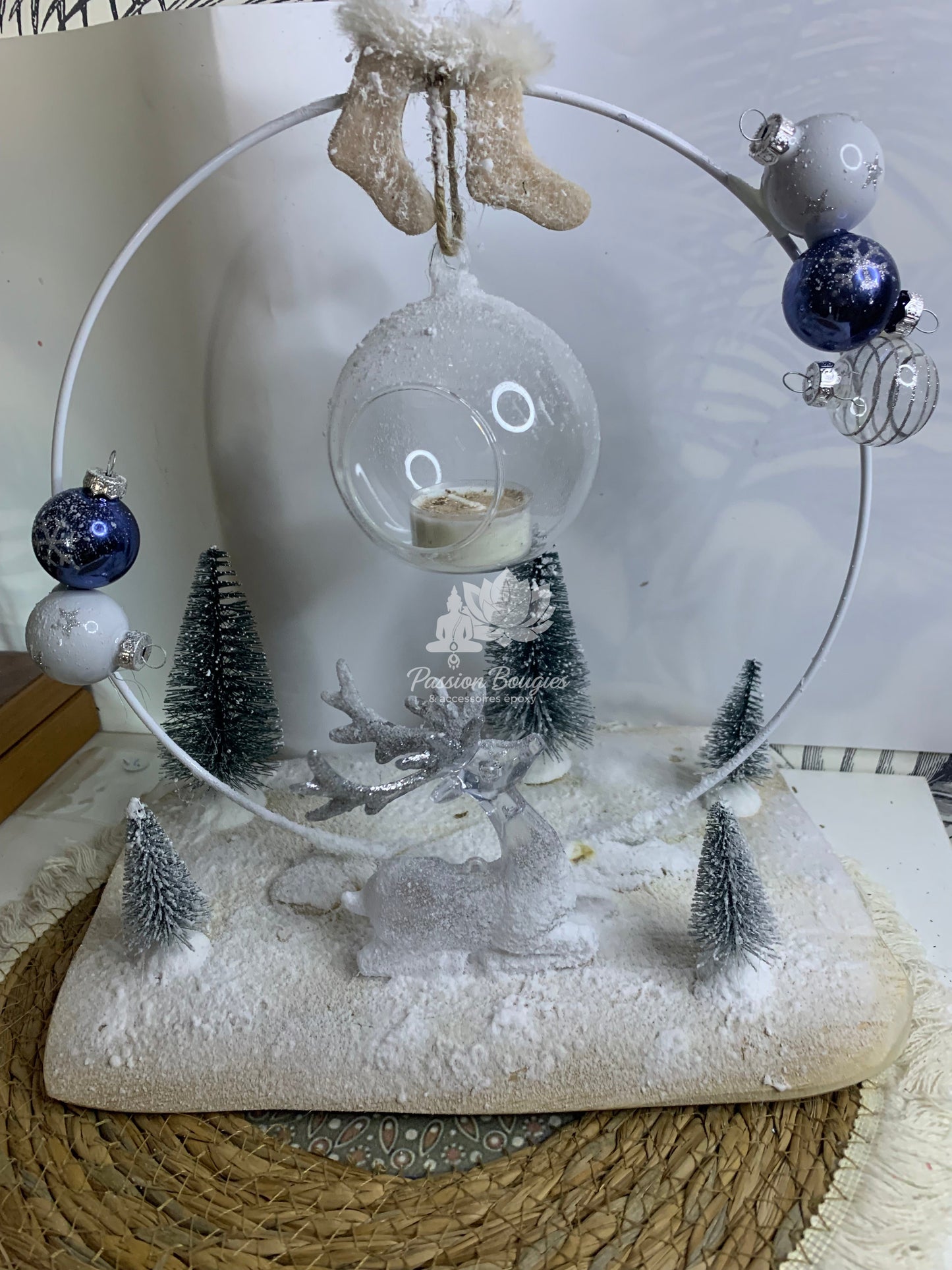 Composition village de Noël cerf allongé