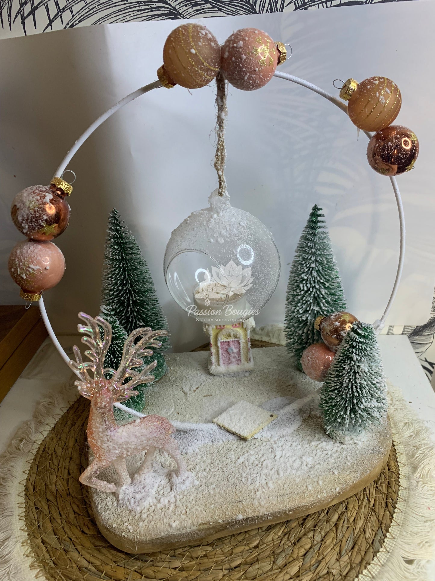 Composition village de Noël cerf majestueux