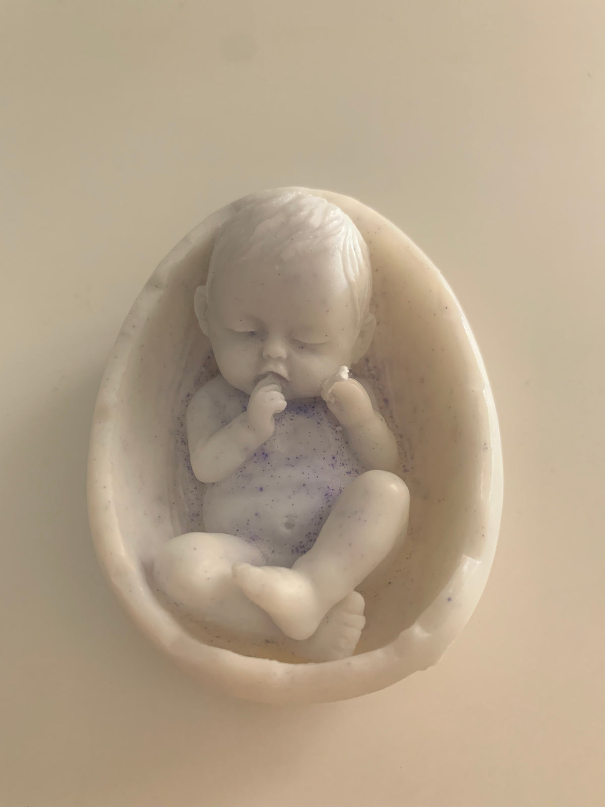 Bébé dans coquille