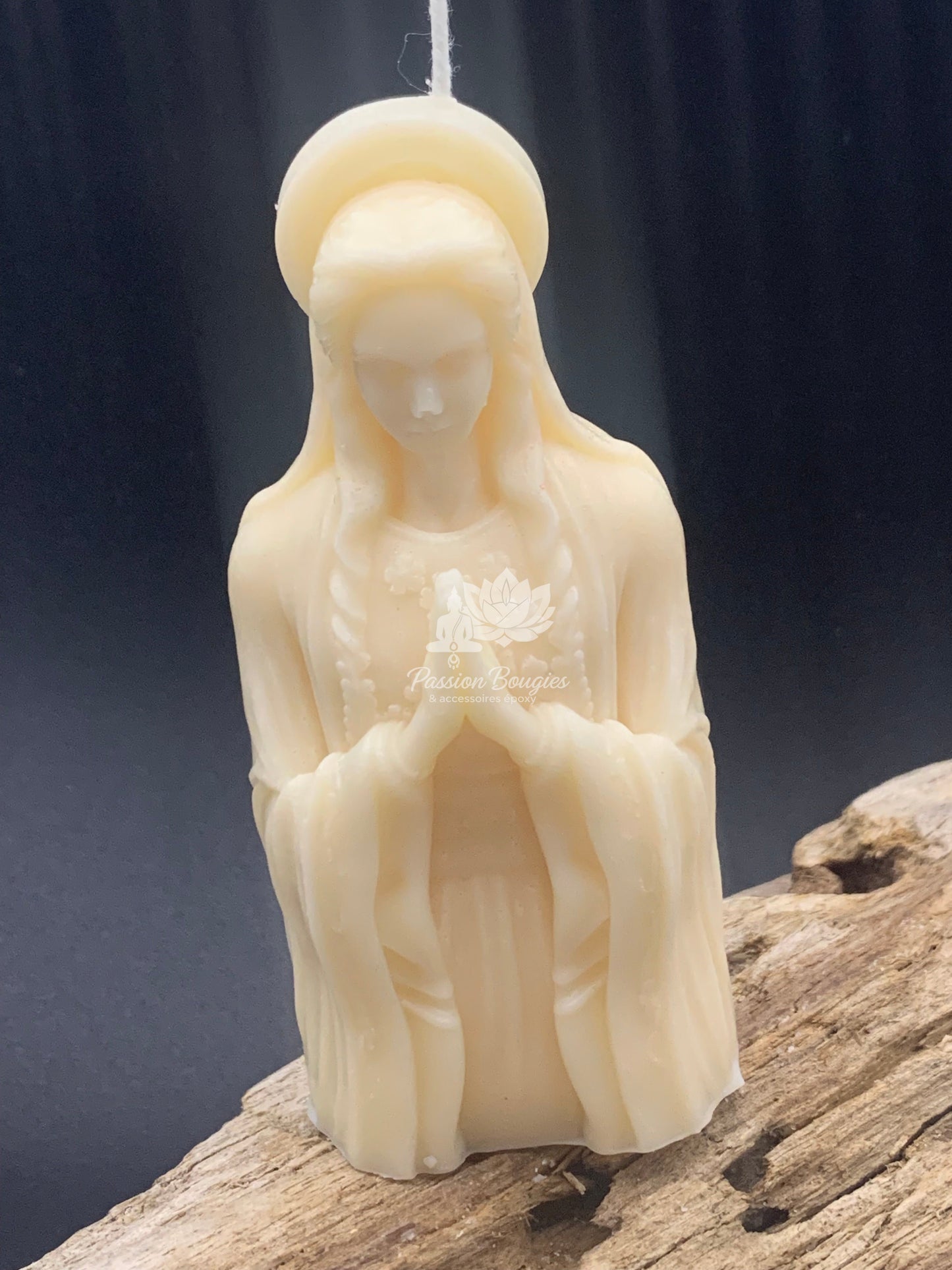 Vierge mains jointes avec couronne