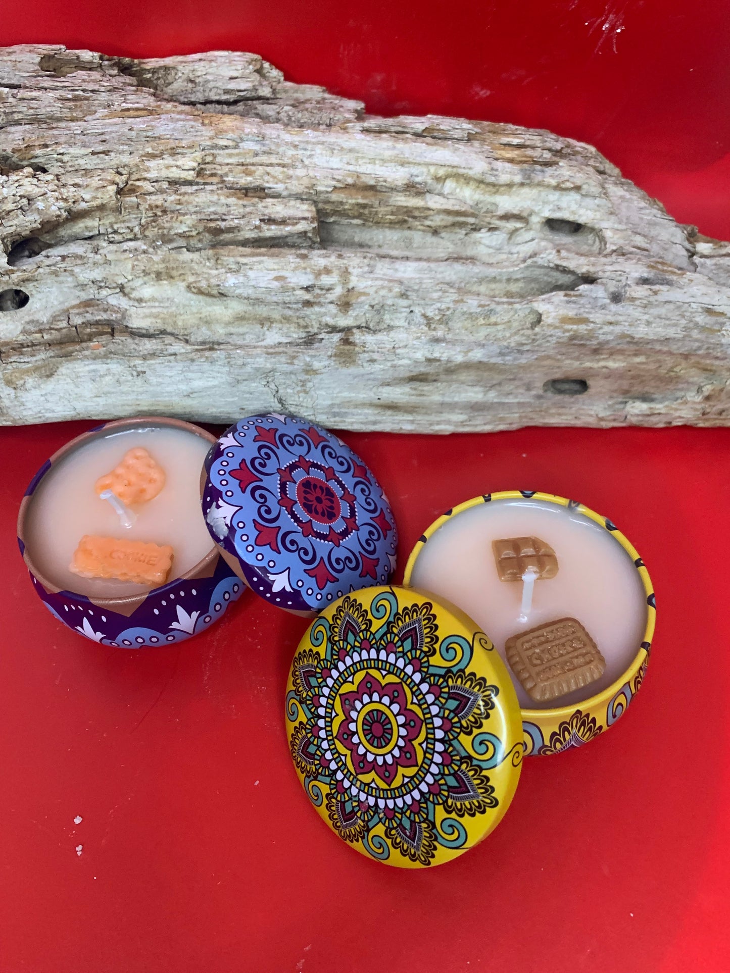 Boîte en métal, décorée, parfumée avec une surprise bijou
