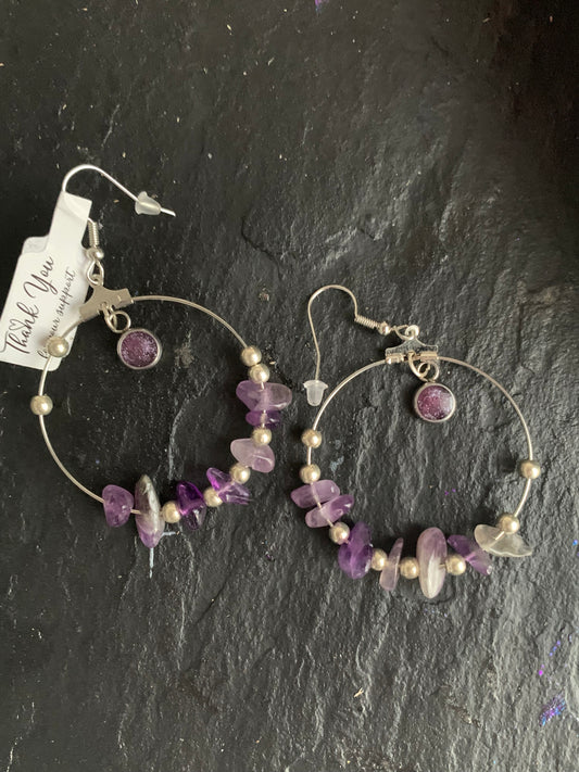Boucles d’oreilles créoles avec pierres naturelles améthyste
