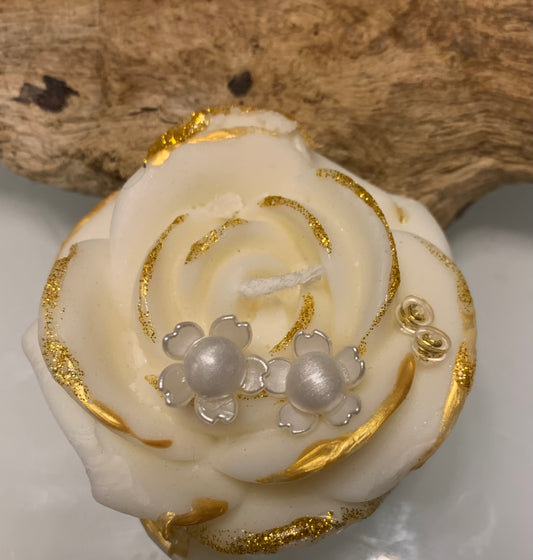Boucles d’oreilles fleurs de nacre