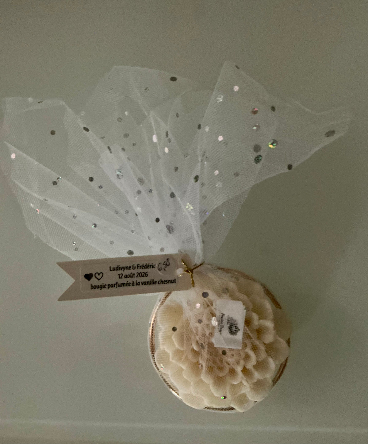 Bougie parfumée dans arceau  tulle – Cadeau d’invités personnalisé