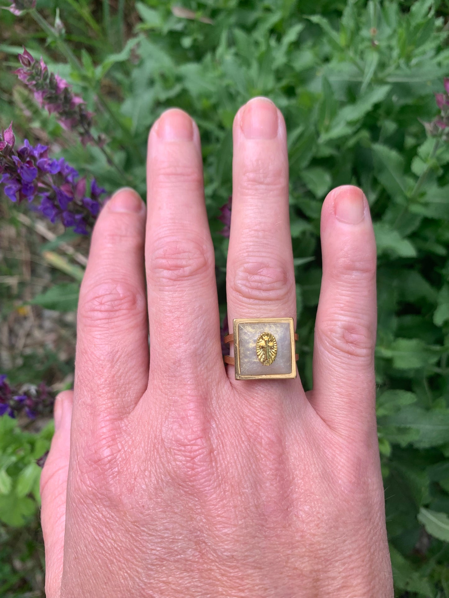 Bague carré nacré croix