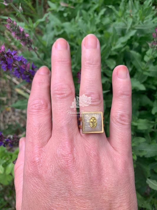 Bague carré nacré croix