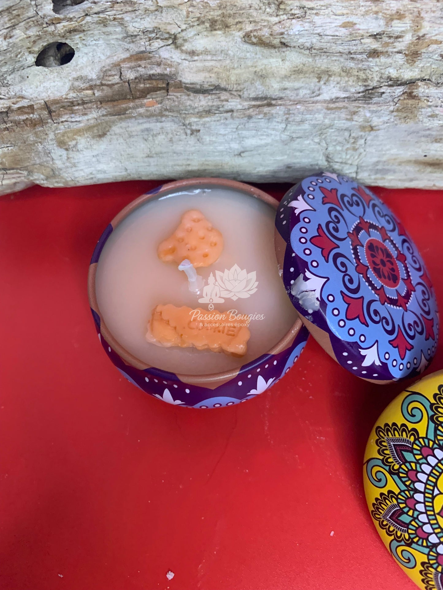 Boîte en métal, décorée, parfumée avec une surprise bijou