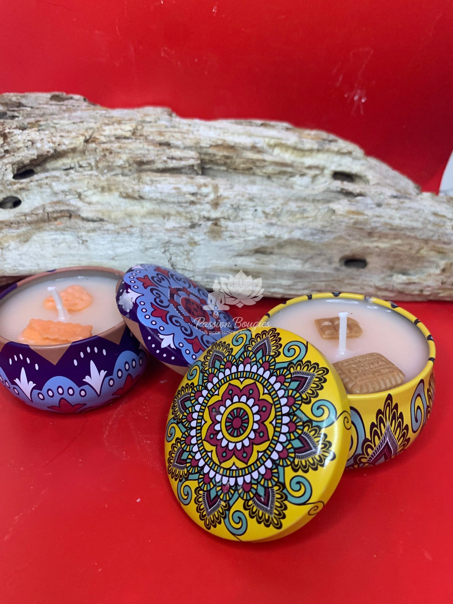 Boîte en métal, décorée, parfumée avec une surprise bijou