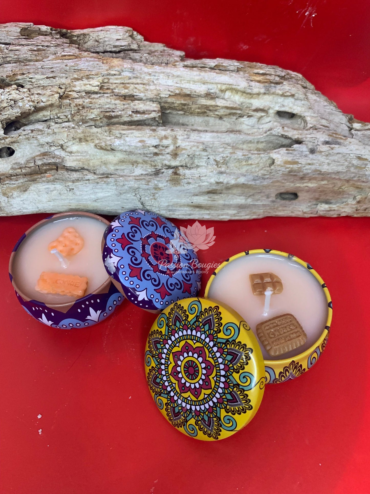 Boîte en métal, décorée, parfumée avec une surprise bijou