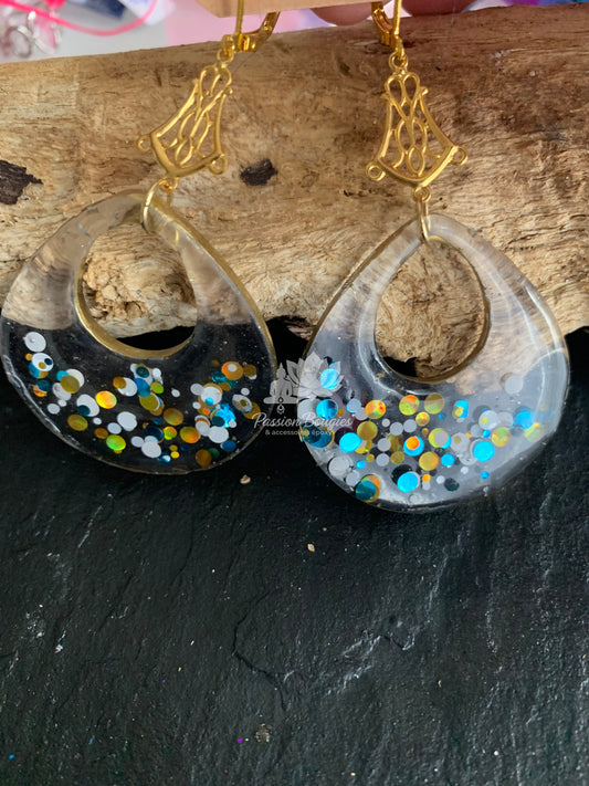 Boucles d’oreilles créoles confettis bleutés,blanc, dorées