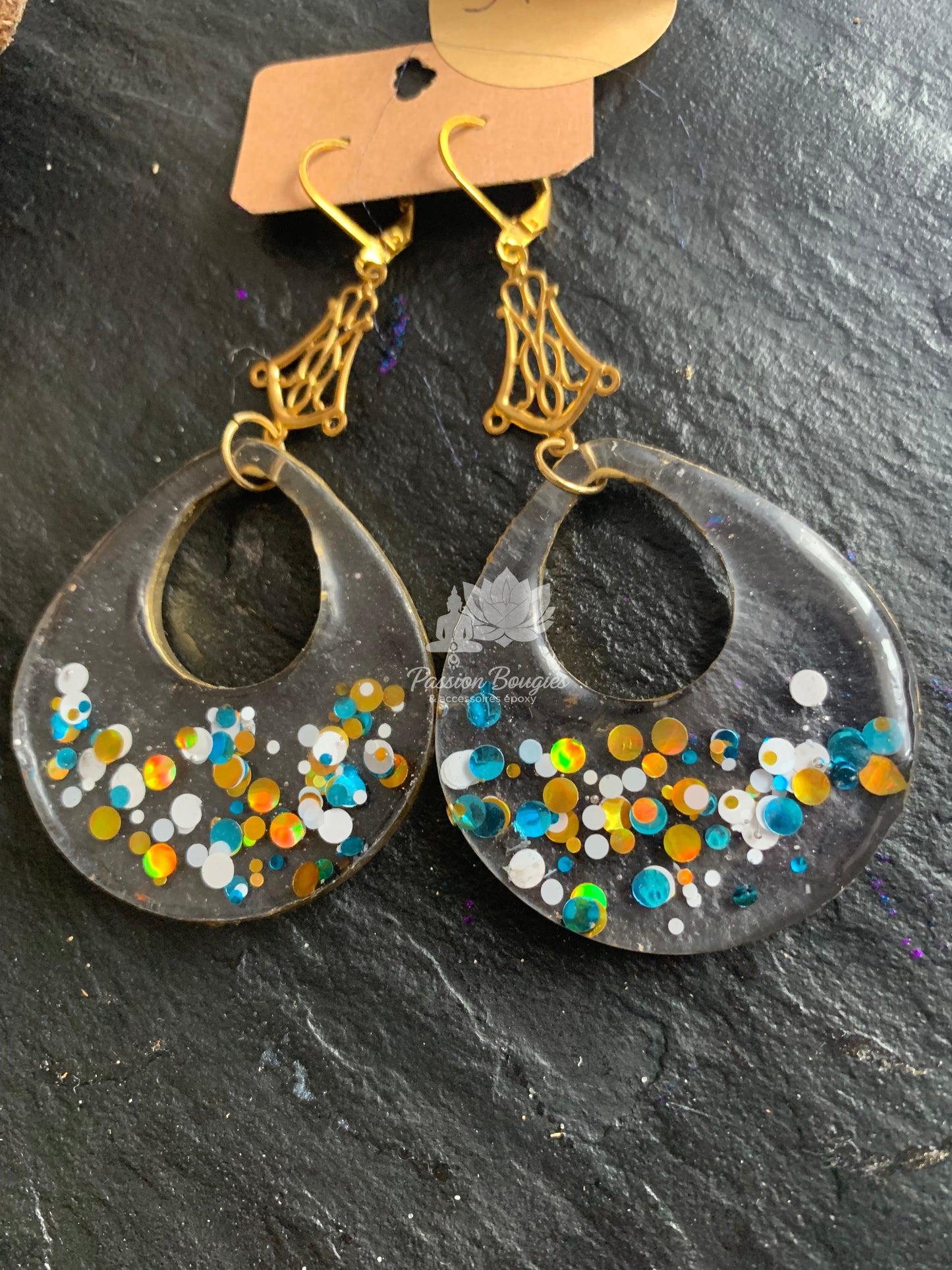 Boucles d’oreilles créoles confettis bleutés,blanc, dorées