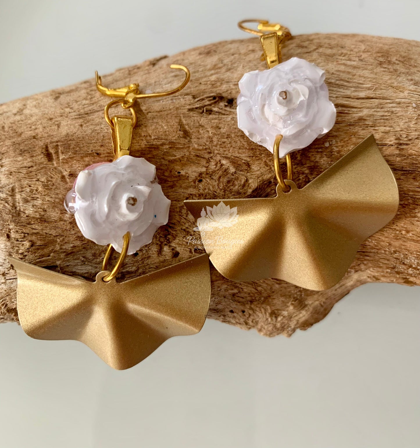 Boucles d’oreilles fleur blanche 3