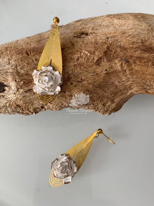 Boucles d’oreilles fleur blanche
