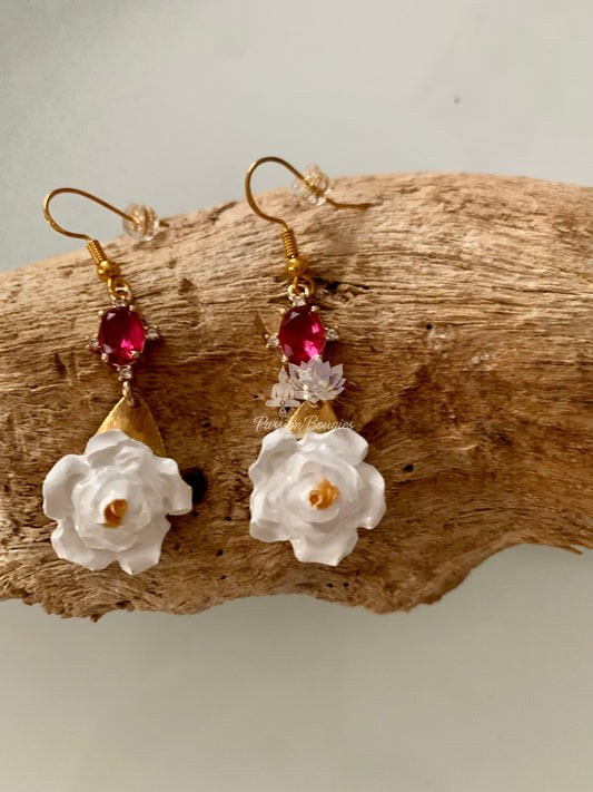 Boucles d’oreilles fleur blanche 4
