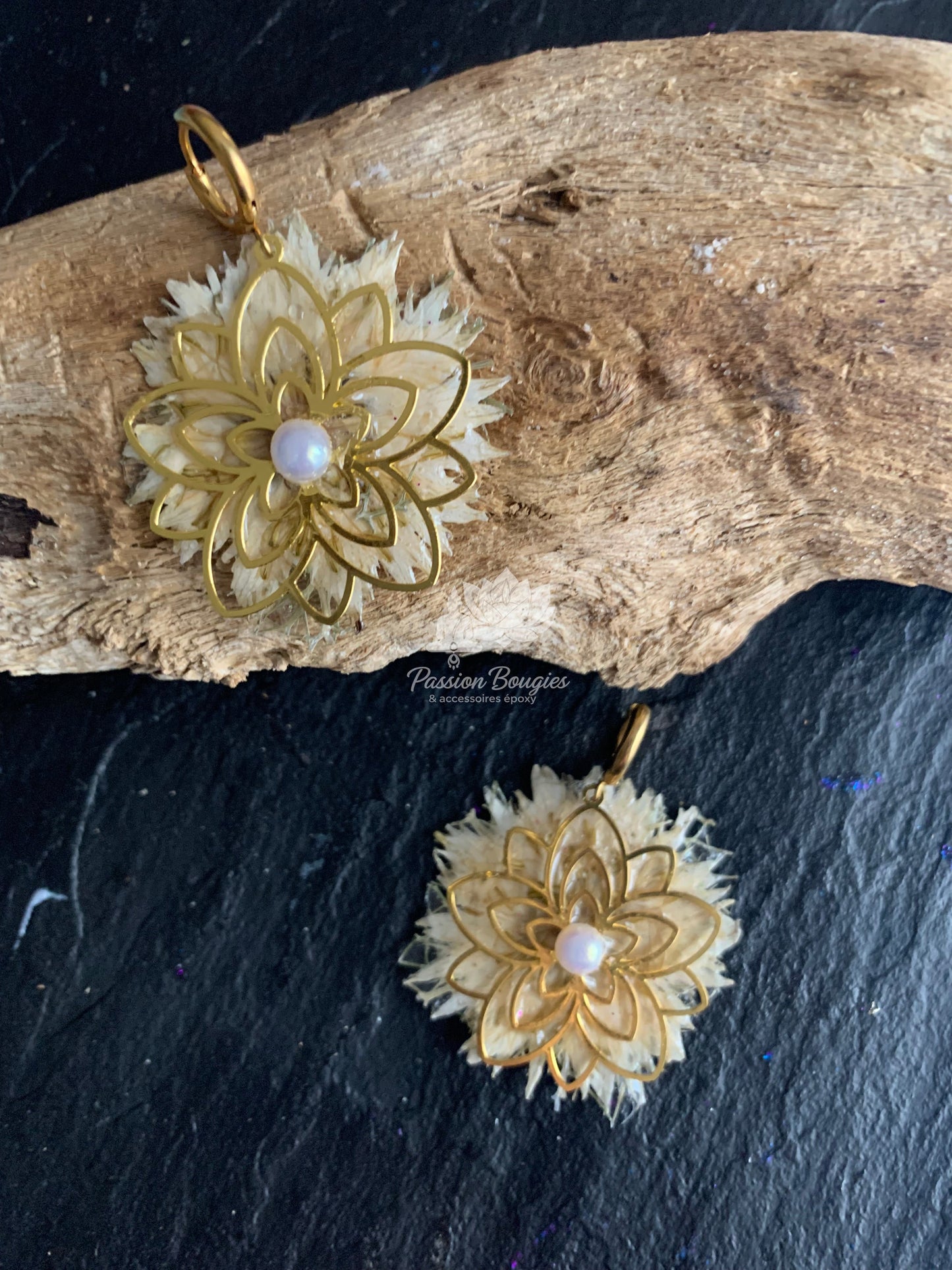 Boucles d’oreilles fleur blanche