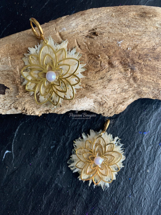 Boucles d’oreilles fleur blanche
