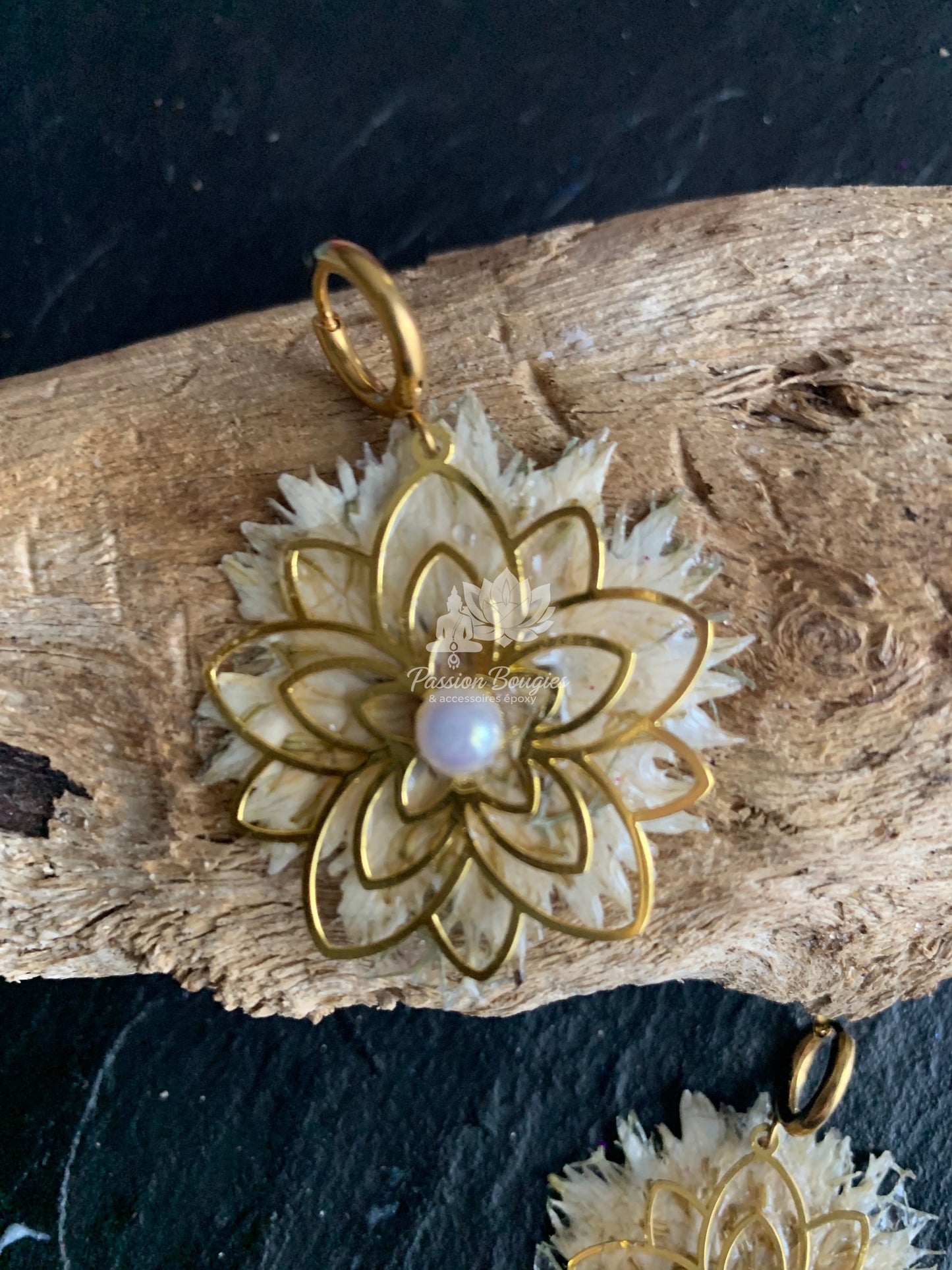 Boucles d’oreilles fleur blanche