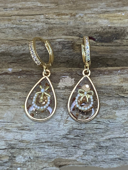 Boucles d’oreilles goutte couronne de Noël perlée