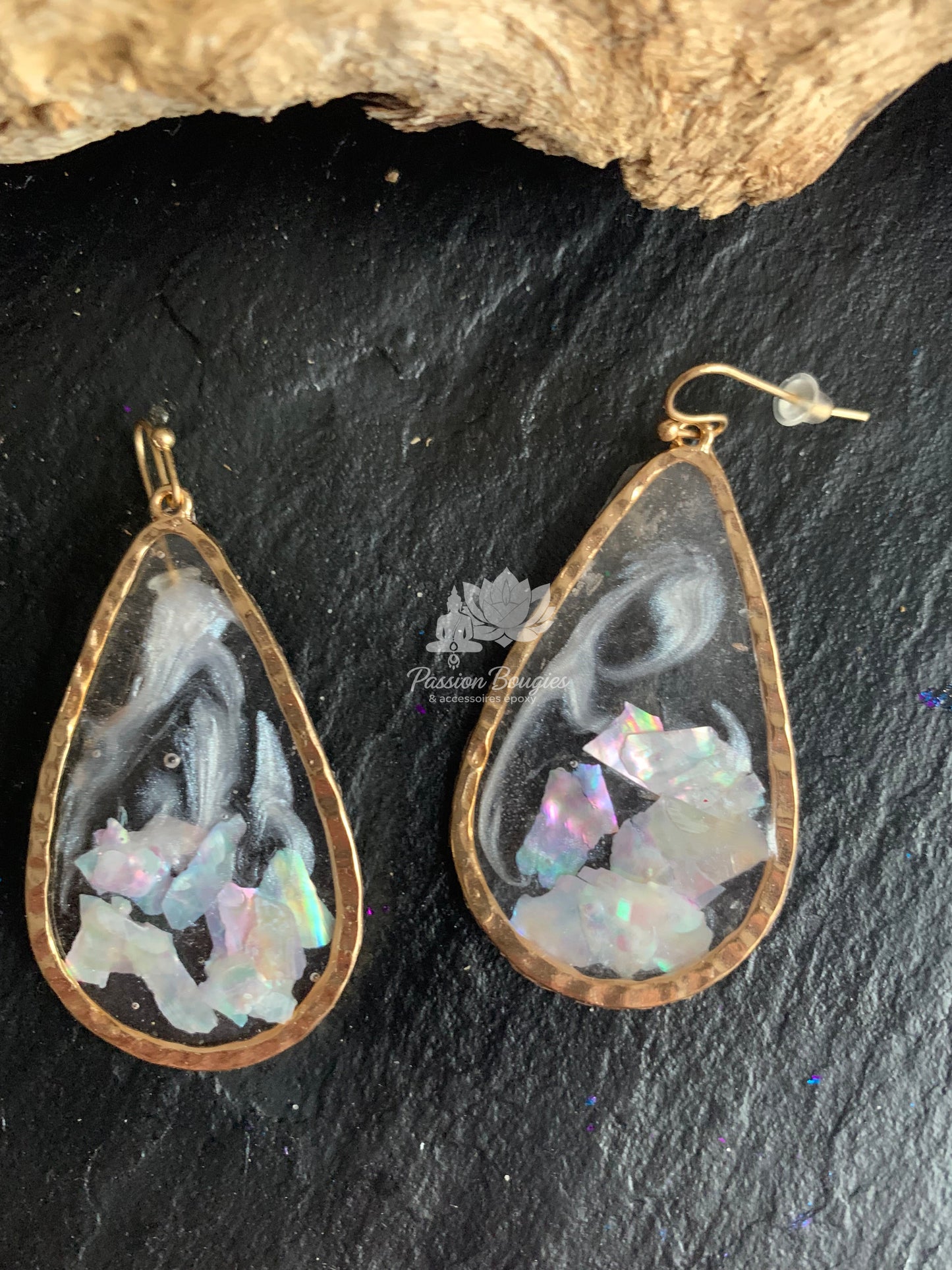 Boucles d’oreilles gouttes nacre blanche