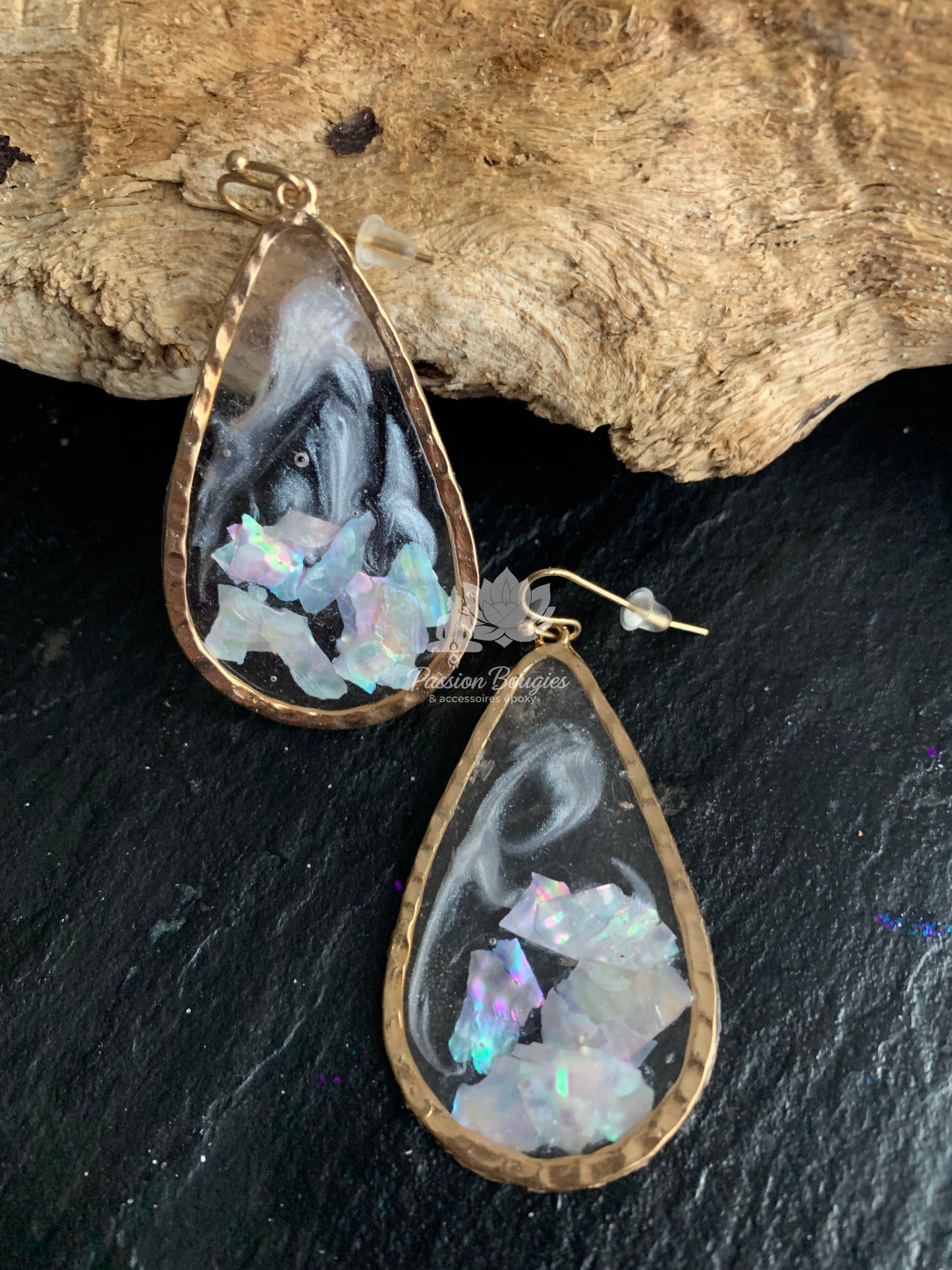 Boucles d’oreilles gouttes nacre blanche