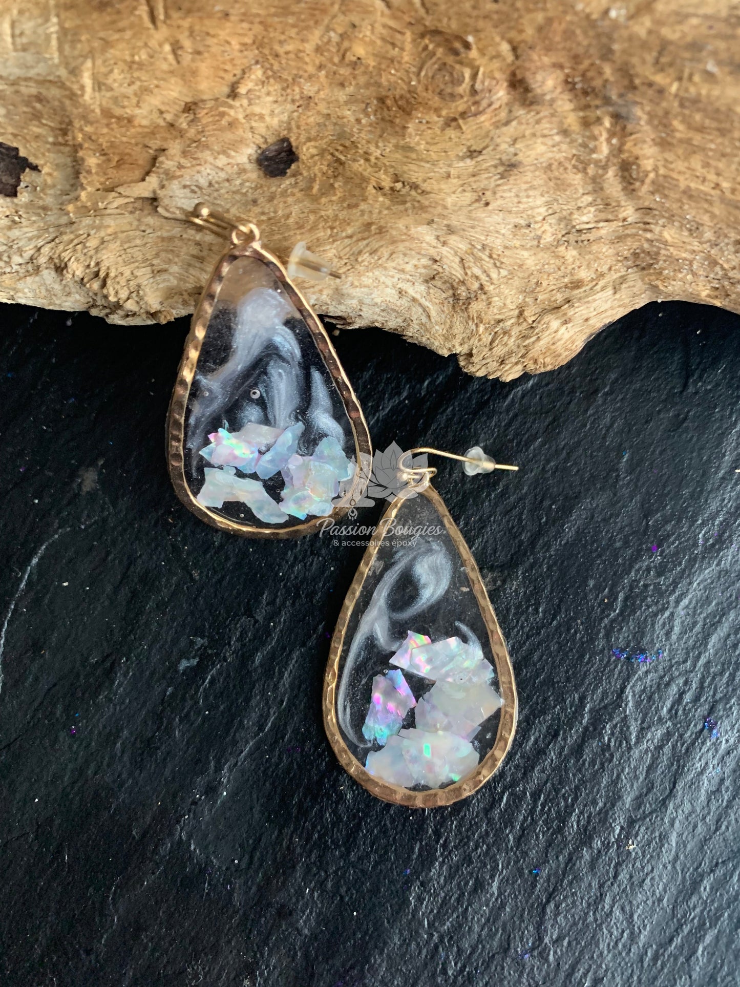 Boucles d’oreilles gouttes nacre blanche