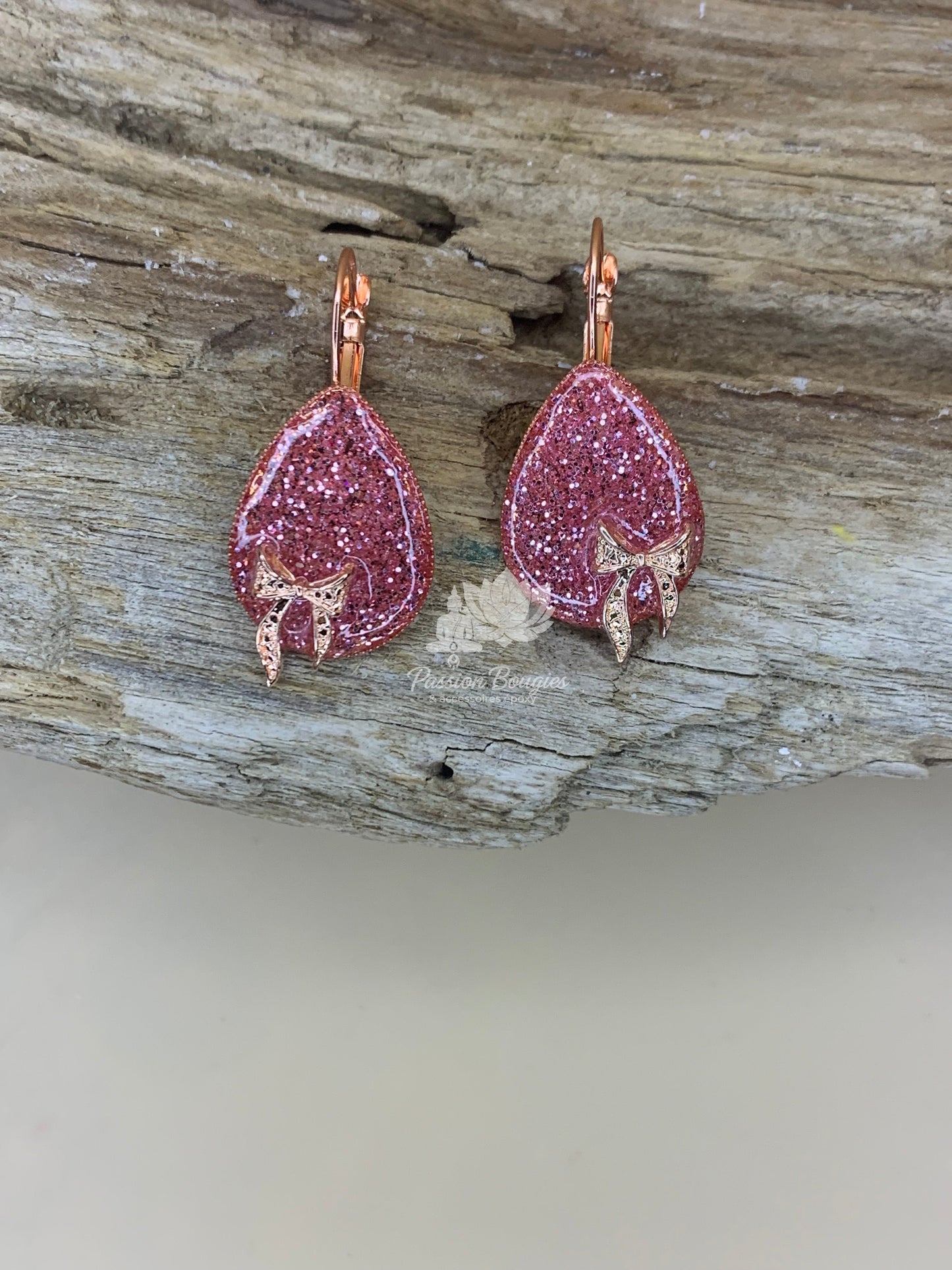 Boucles d’oreilles pailleté rosé noeud doré