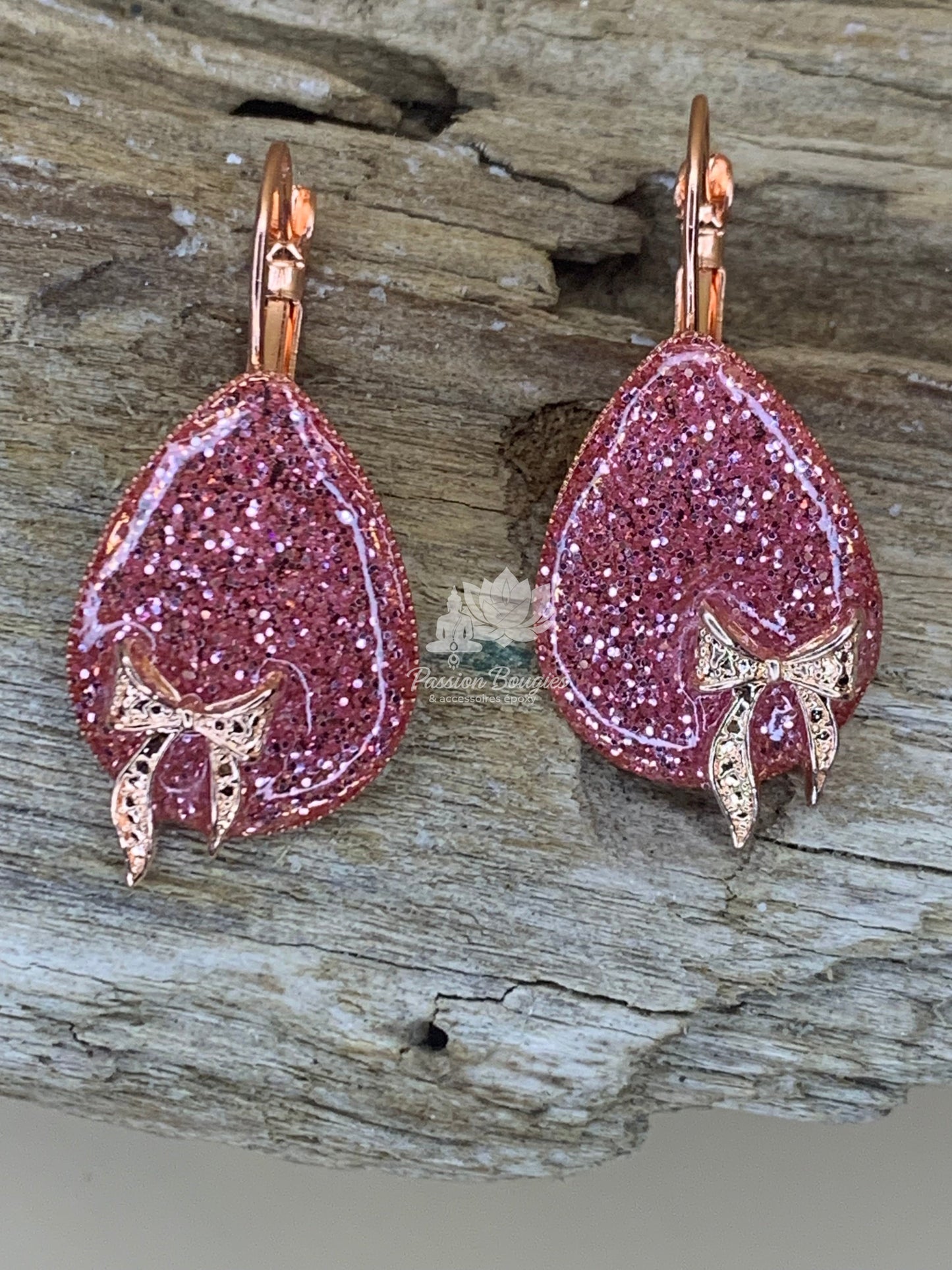 Boucles d’oreilles pailleté rosé noeud doré