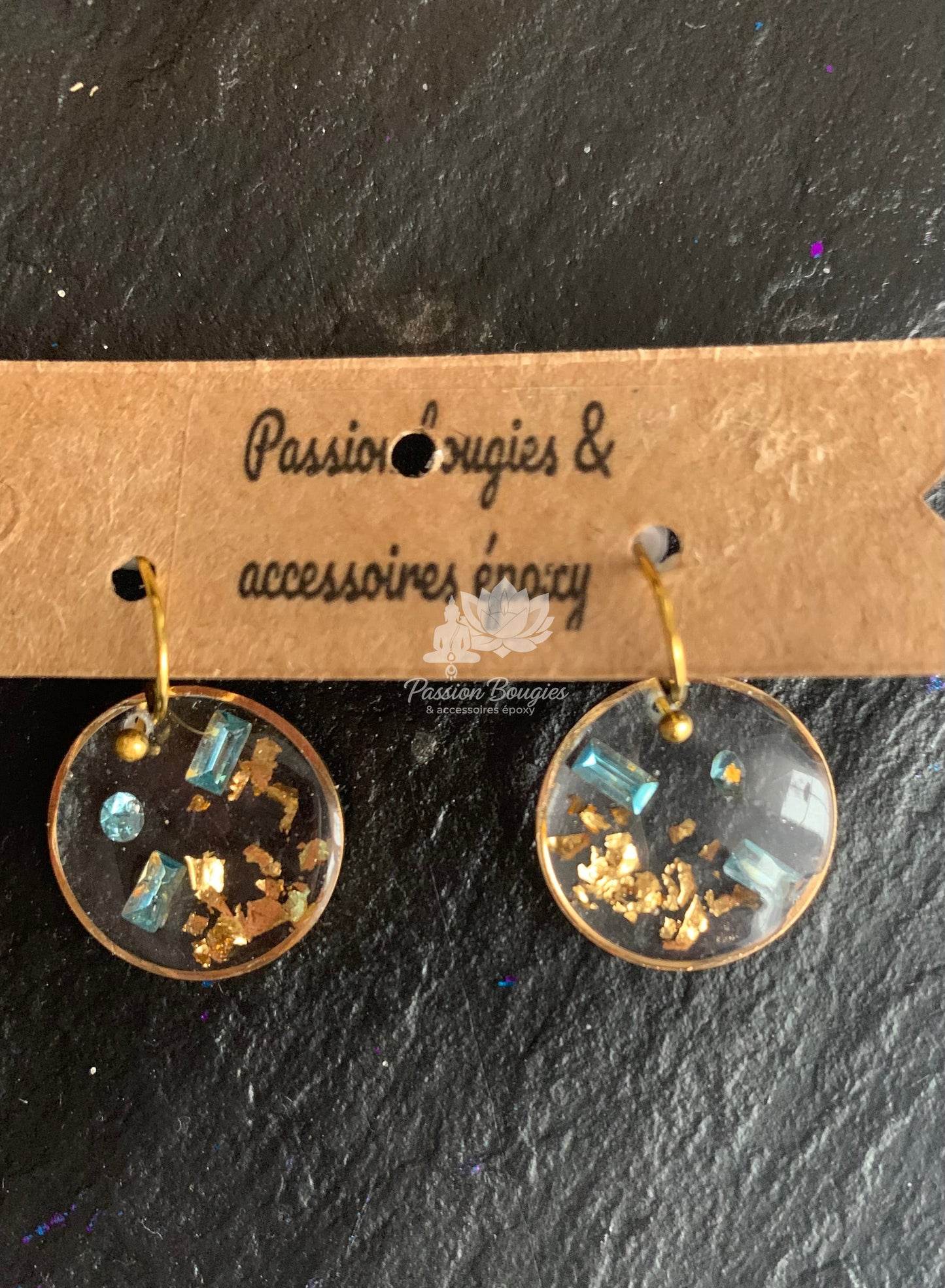 Boucles d’oreilles pendantes rondes avec strass colorés