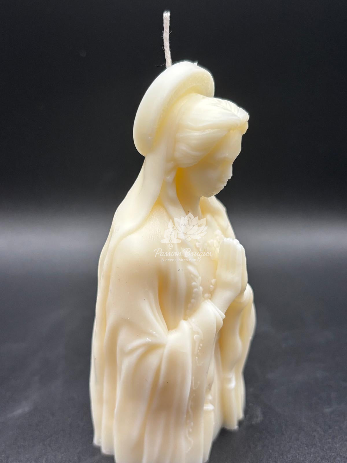 Vierge mains jointes avec couronne