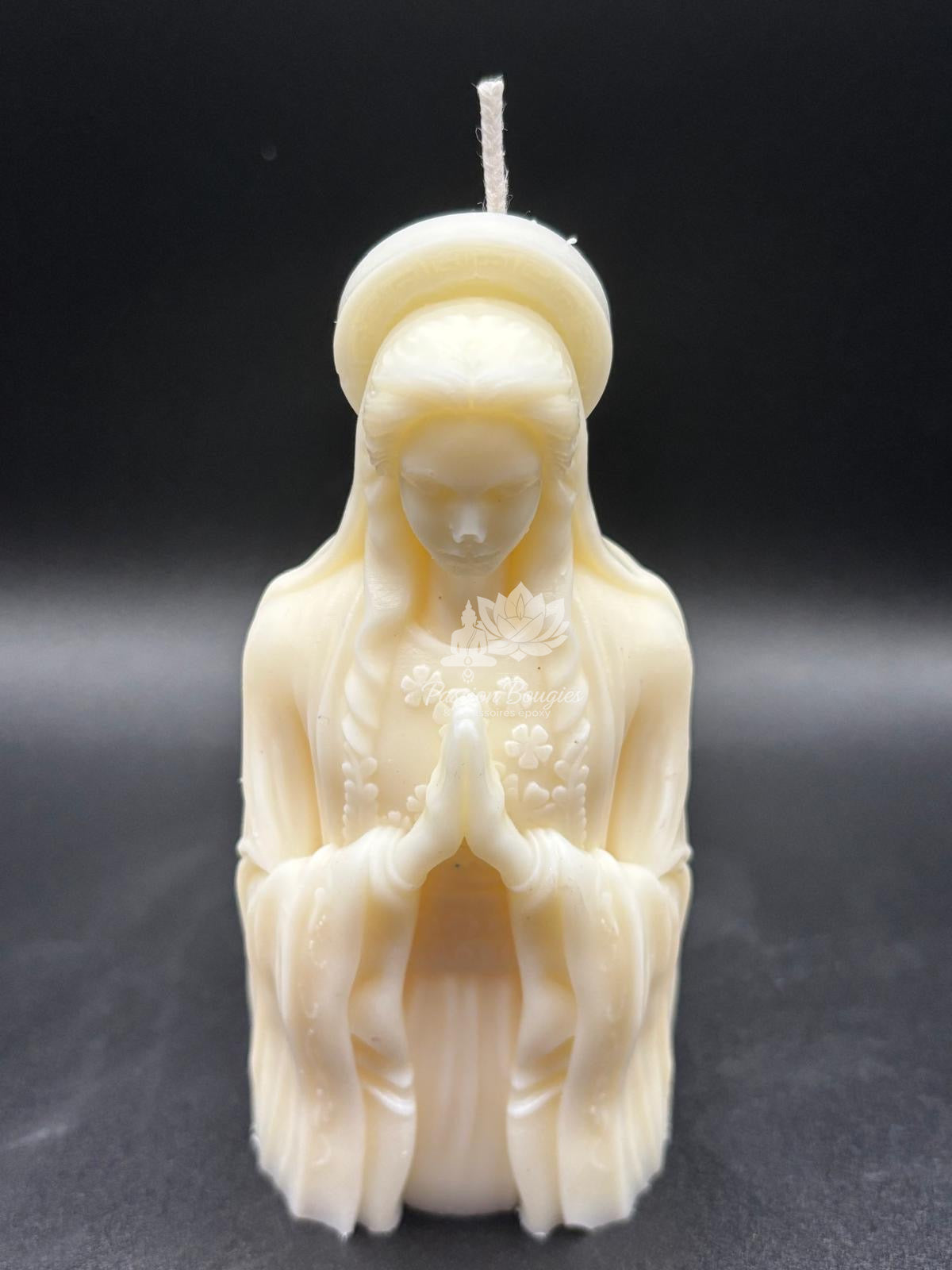 Vierge mains jointes avec couronne