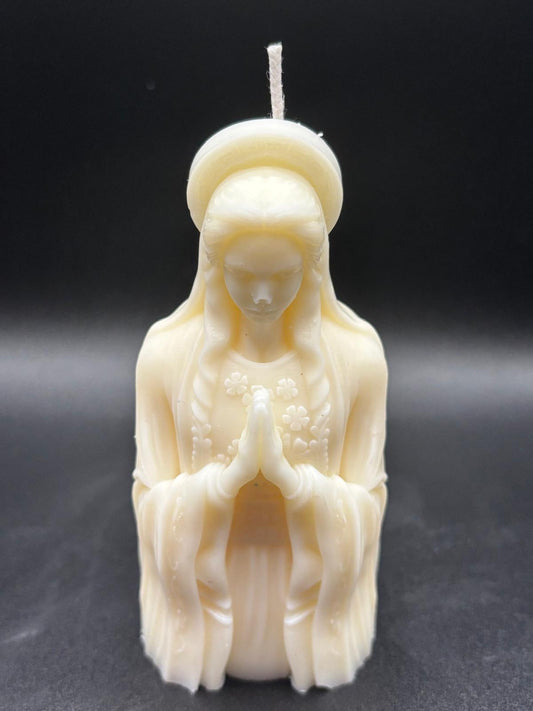 Vierge mains jointes avec couronne