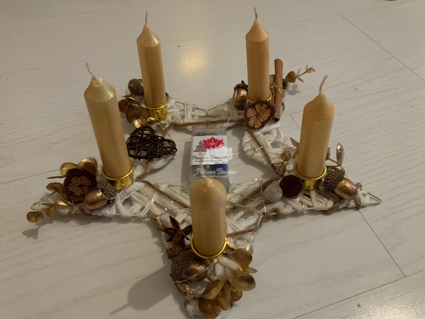 Centre de table étoile lumineuse avec bougies dorées