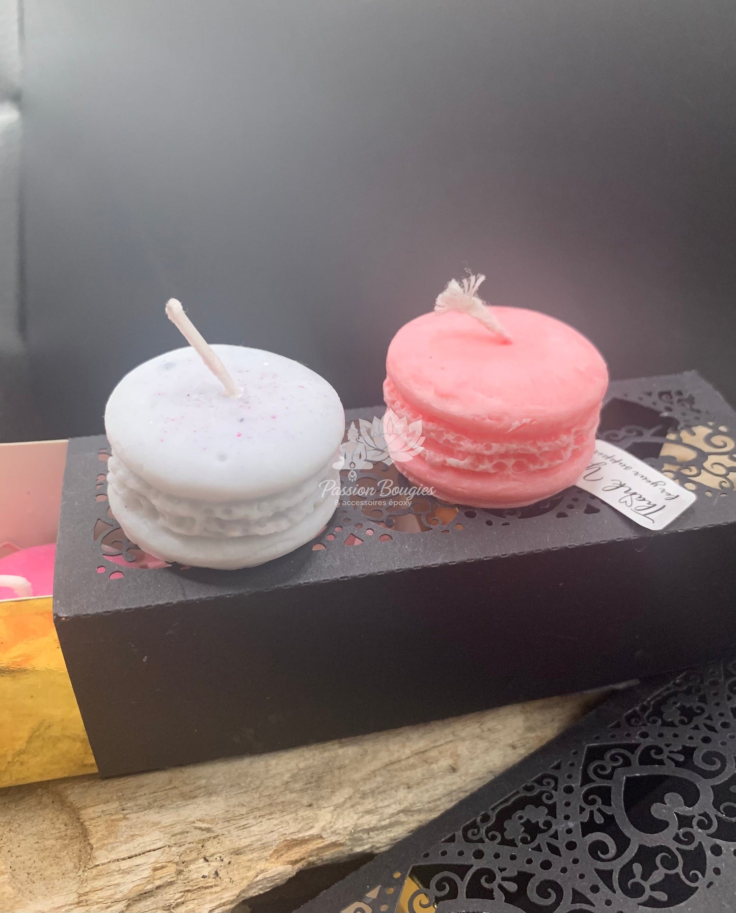 Coffret bougies macarons vendu dans son étui à dentelle papier.