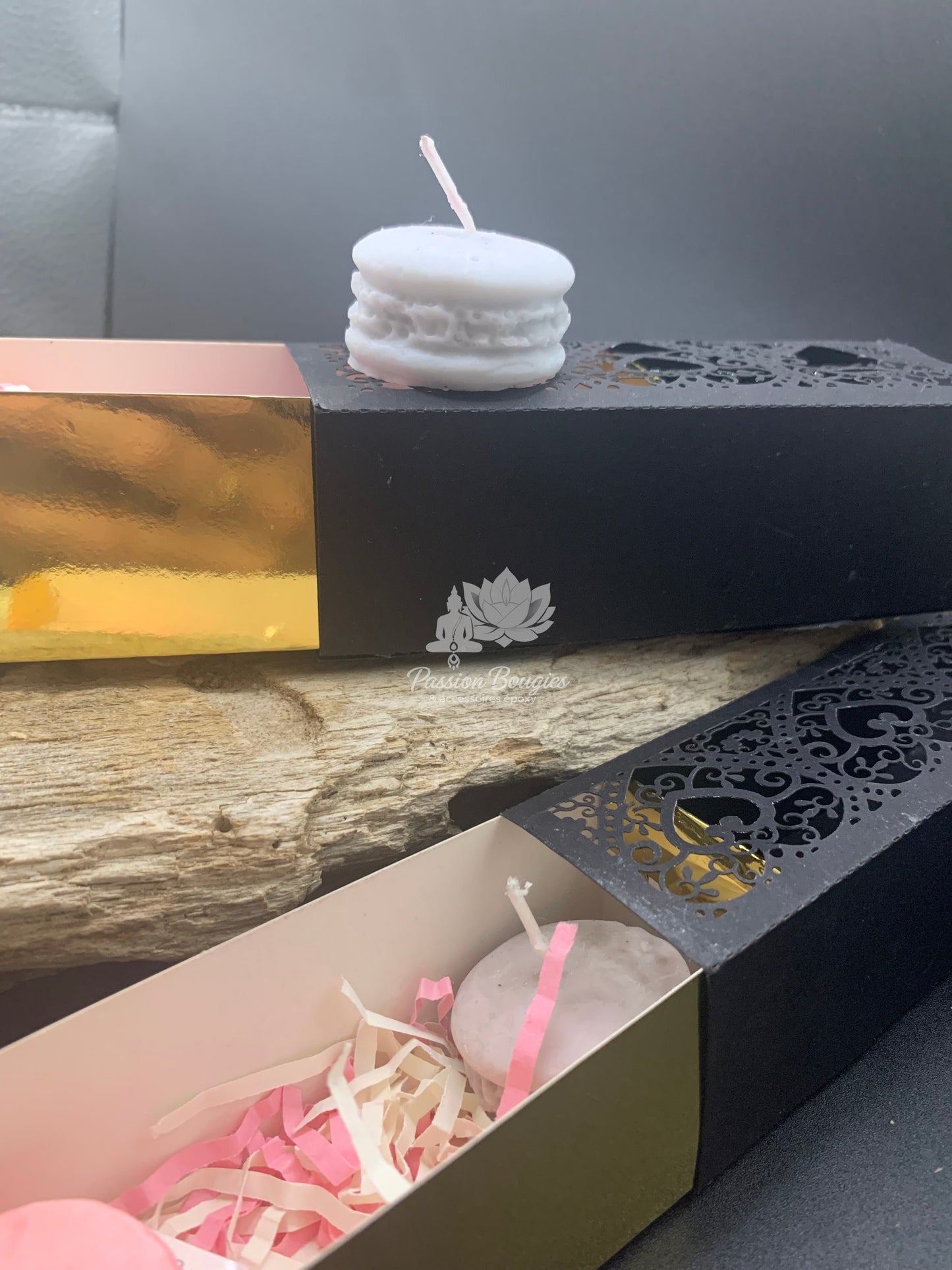Coffret bougies macarons vendu dans son étui à dentelle papier.