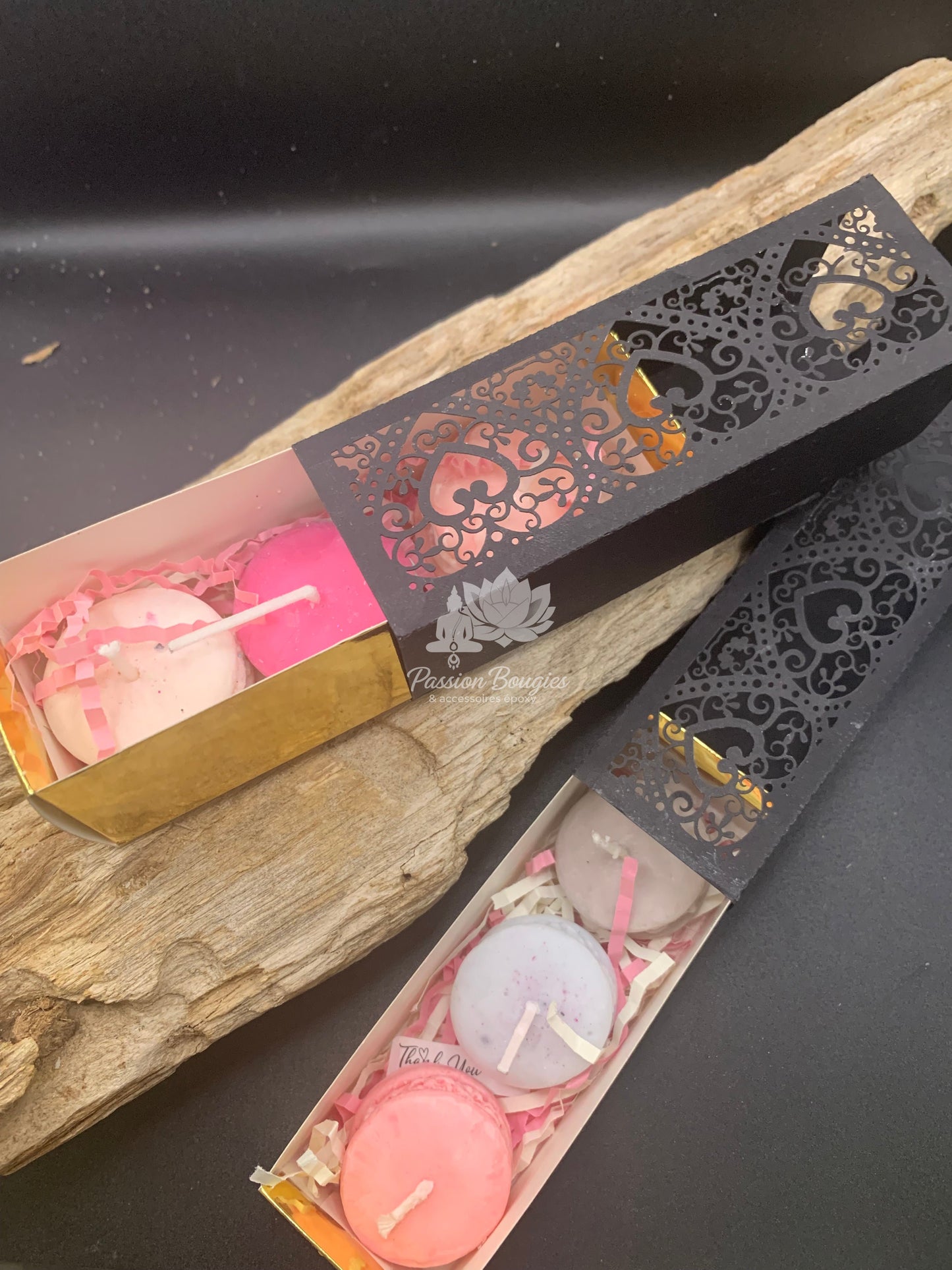 Coffret bougies macarons vendu dans son étui à dentelle papier.