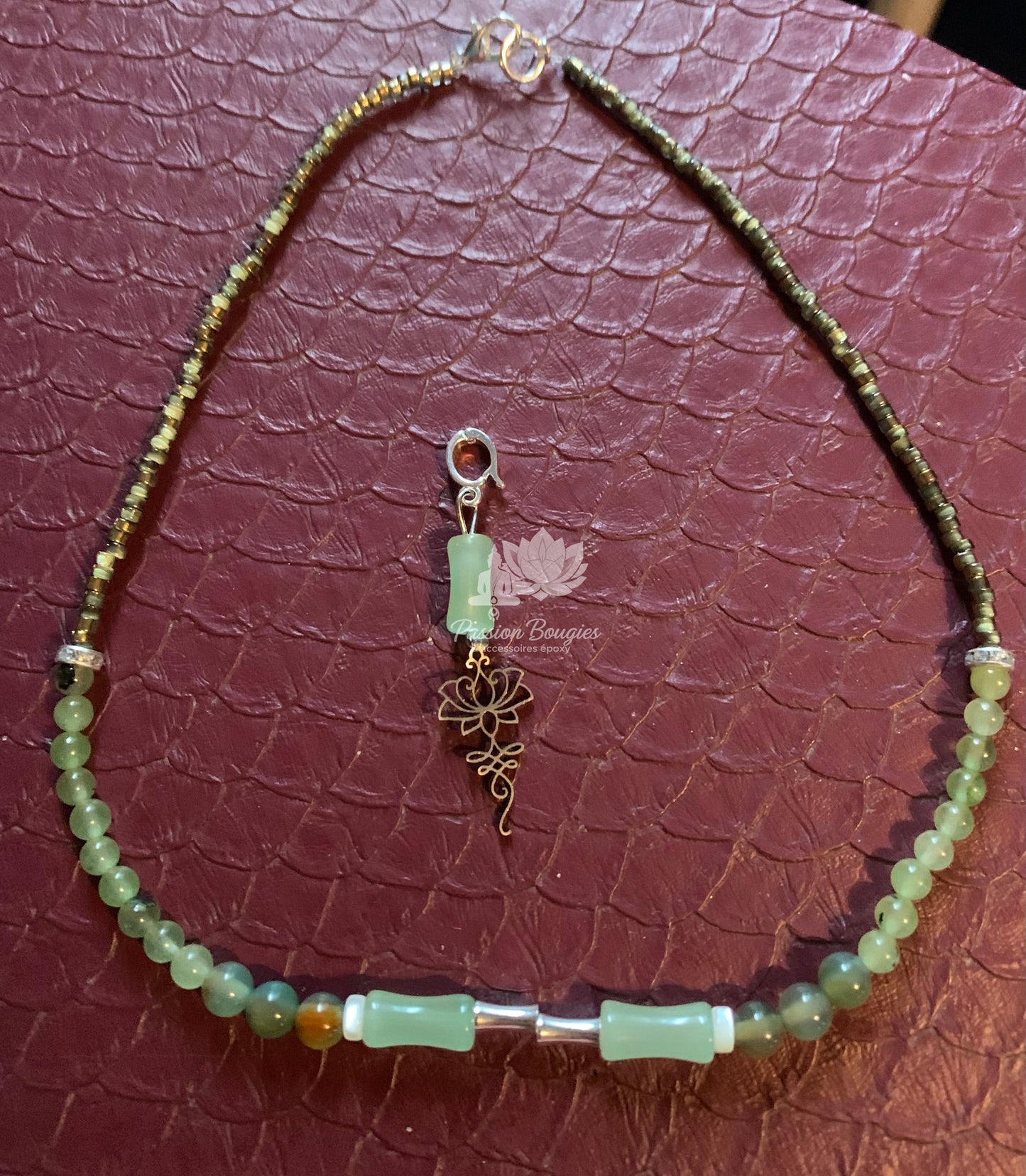 Collier lotus vert préhnite et calcédoine