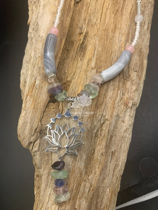 Collier lotus avec pierres naturelles