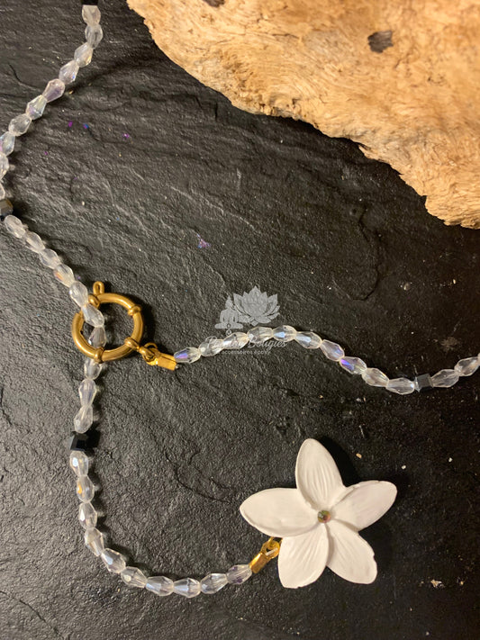 Collier sautoir en pierres de verre - fleur