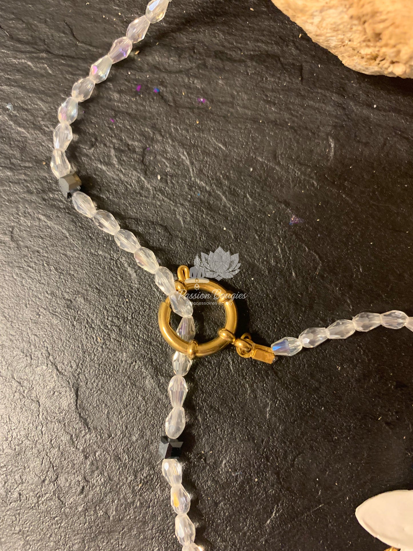 Collier sautoir en pierres de verre - fleur