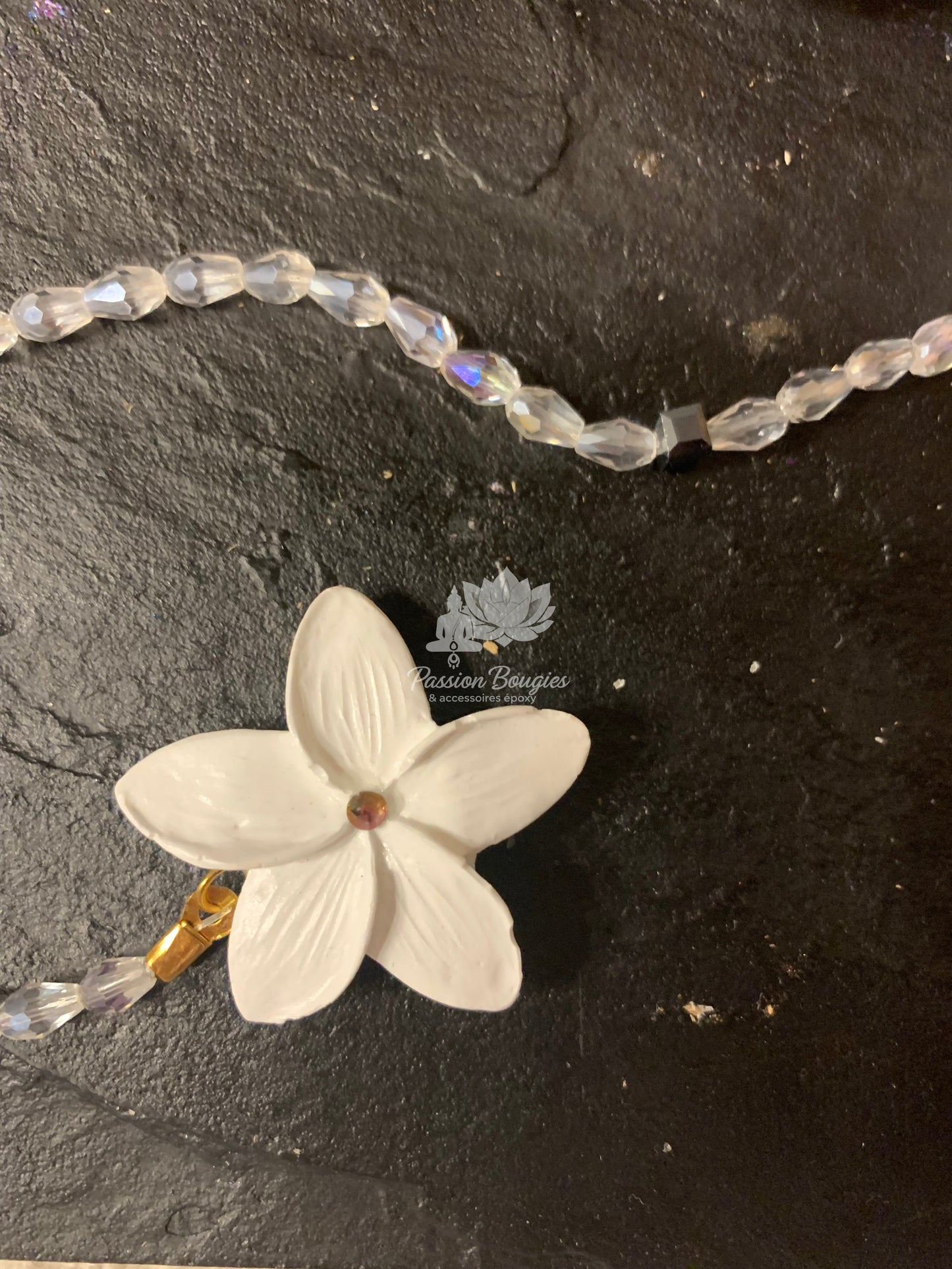 Collier sautoir en pierres de verre - fleur