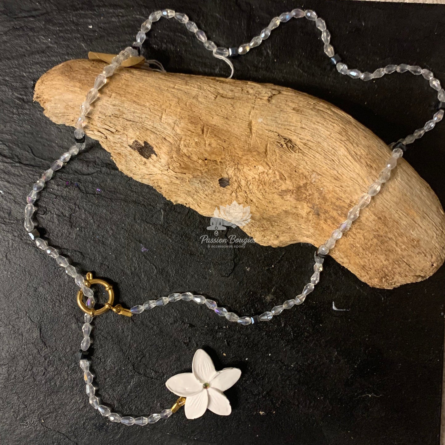 Collier sautoir en pierres de verre - fleur
